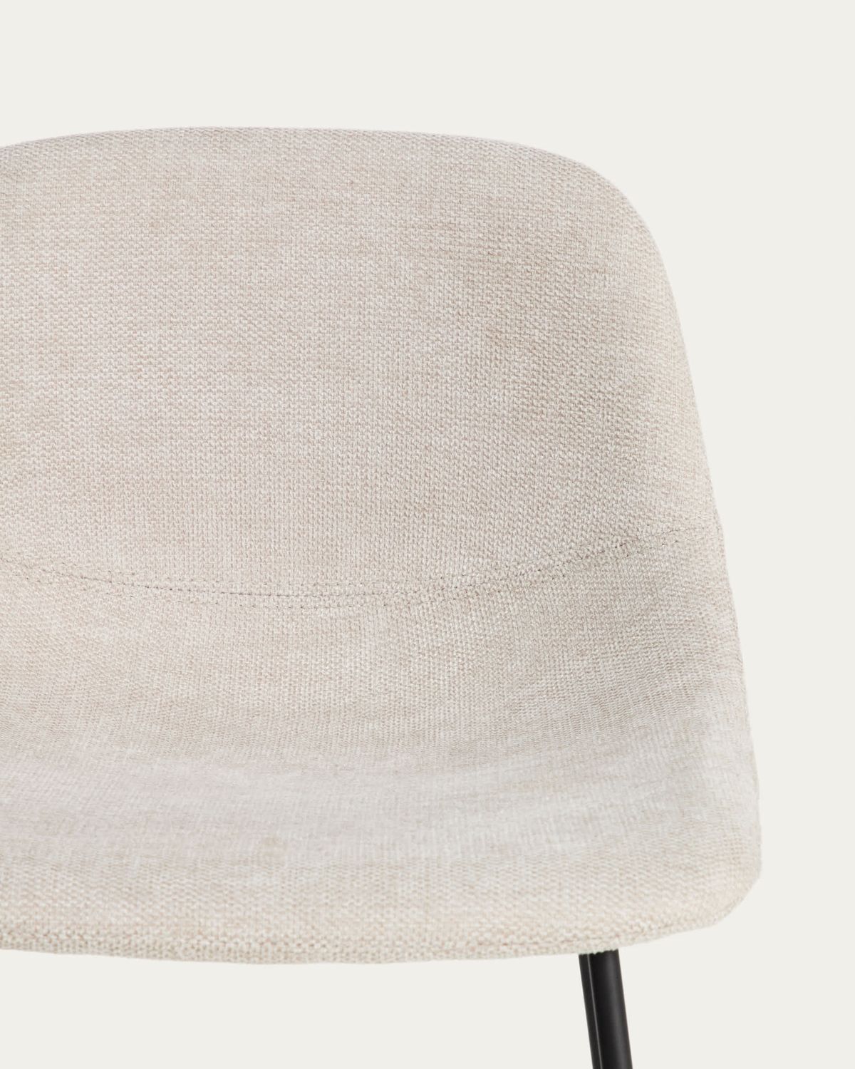 Taburete Zahara de chenilla beige y patas de acero con acabado negro 76 cm FSC 100%
