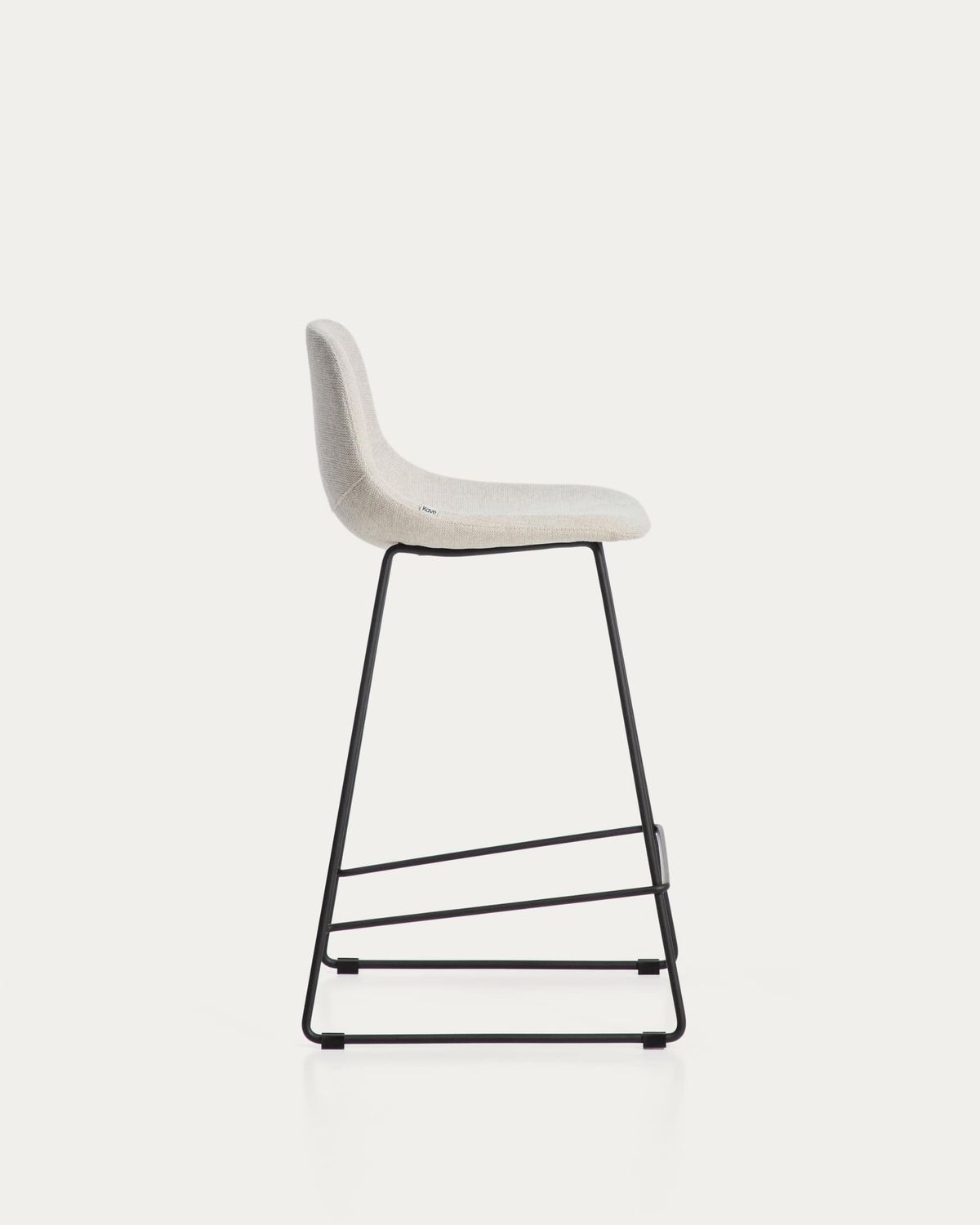 Taburete Zahara de chenilla beige y patas de acero con acabado negro 76 cm FSC 100%