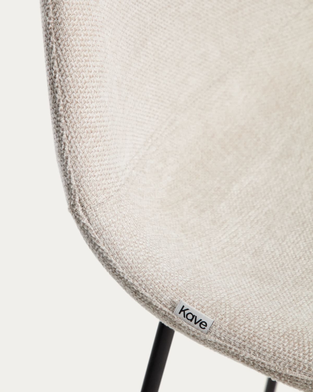 Taburete Zahara de chenilla beige y patas de acero con acabado negro 76 cm FSC 100%