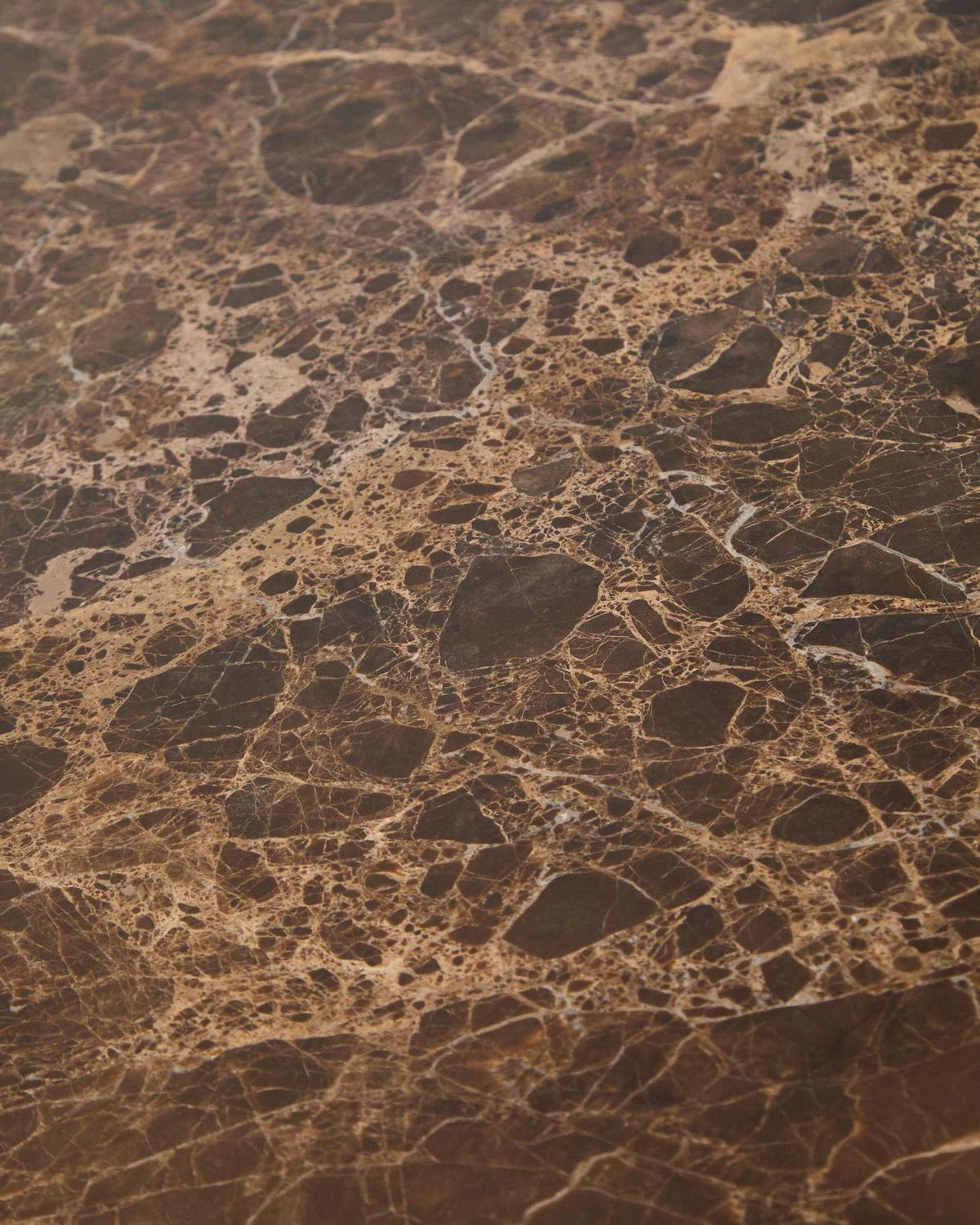 Mesa de centro Pirita de mármol marrón y patas de madera maciza de roble acabado oscuro 147 x 65 cm FSC 100%