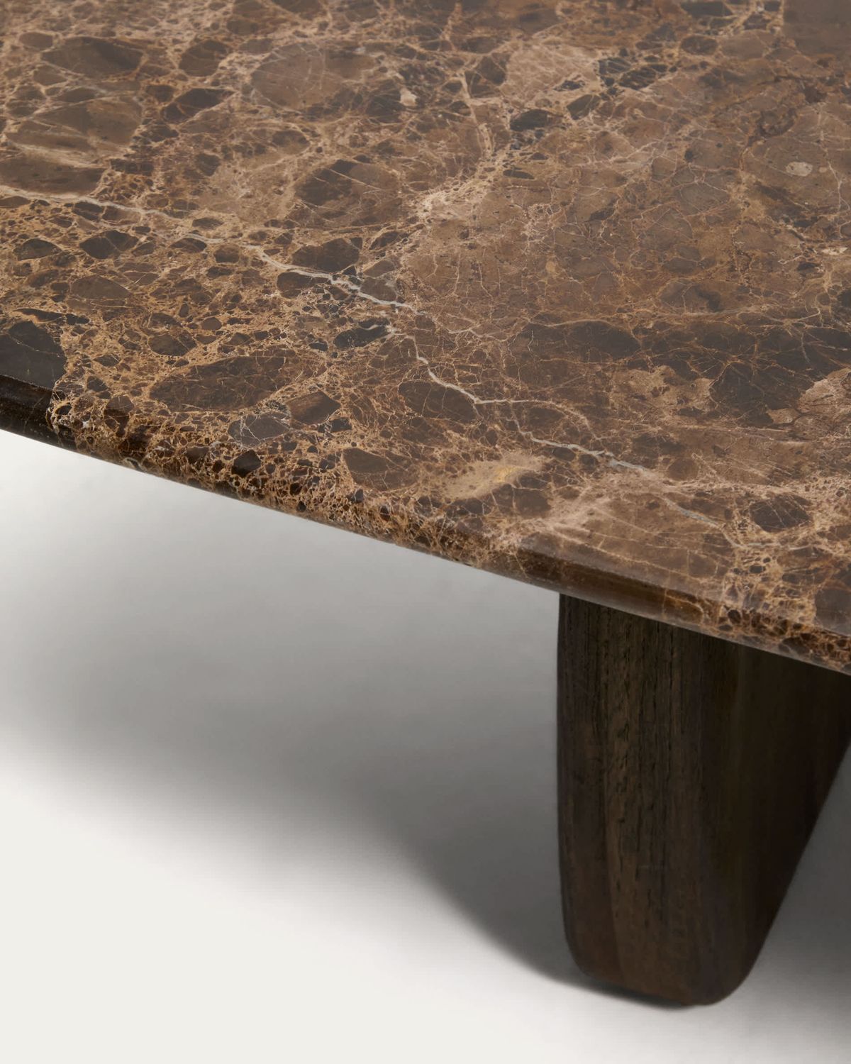 Mesa de centro Pirita de mármol marrón y patas de madera maciza de roble acabado oscuro 147 x 65 cm FSC 100%