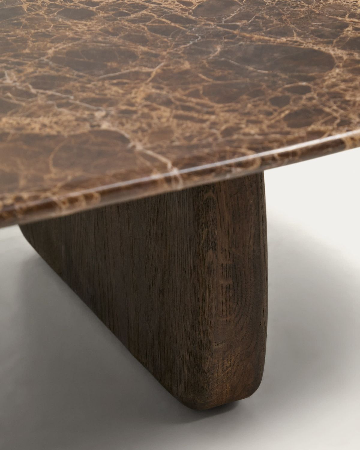 Mesa de centro Pirita de mármol marrón y patas de madera maciza de roble acabado oscuro 147 x 65 cm FSC 100%