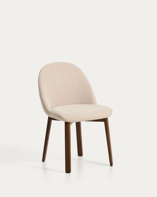 Silla Meila de chenilla beige y patas de madera maciza de fresno con acabado tono nogal
