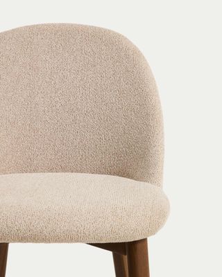 Silla Meila de chenilla beige y patas de madera maciza de fresno con acabado tono nogal
