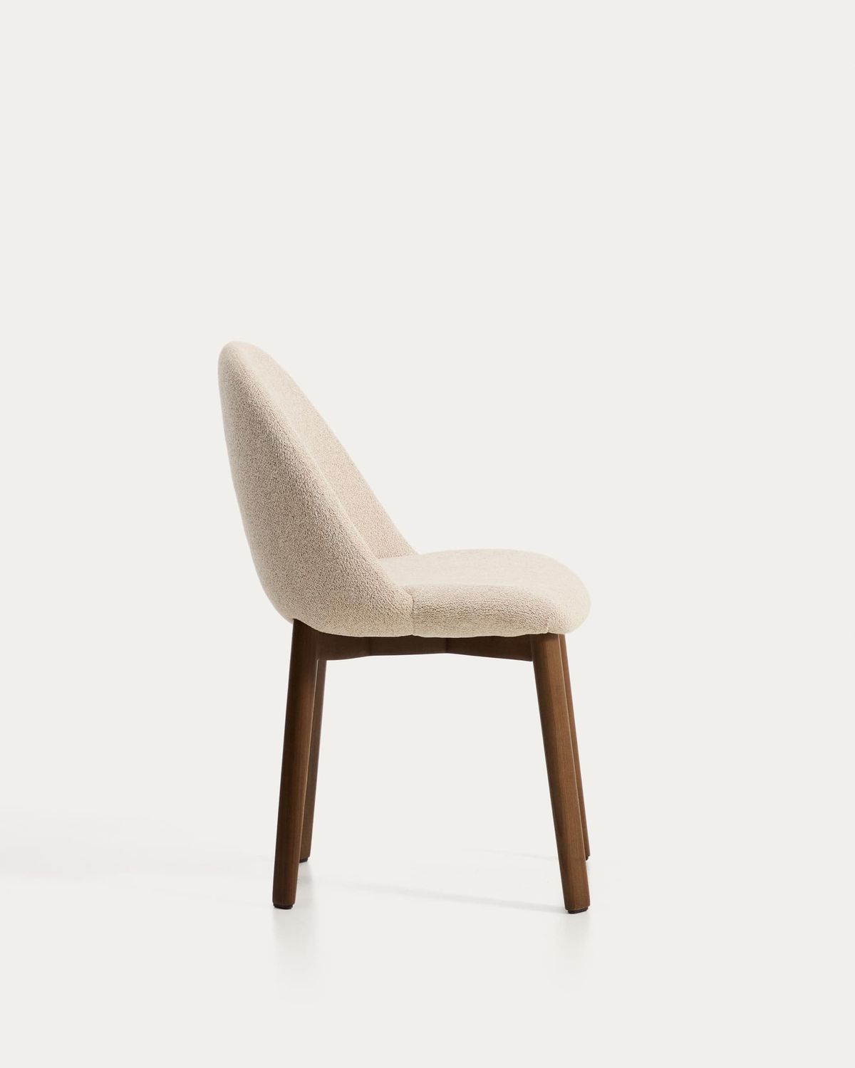 Silla Meila de chenilla beige y patas de madera maciza de fresno con acabado tono nogal