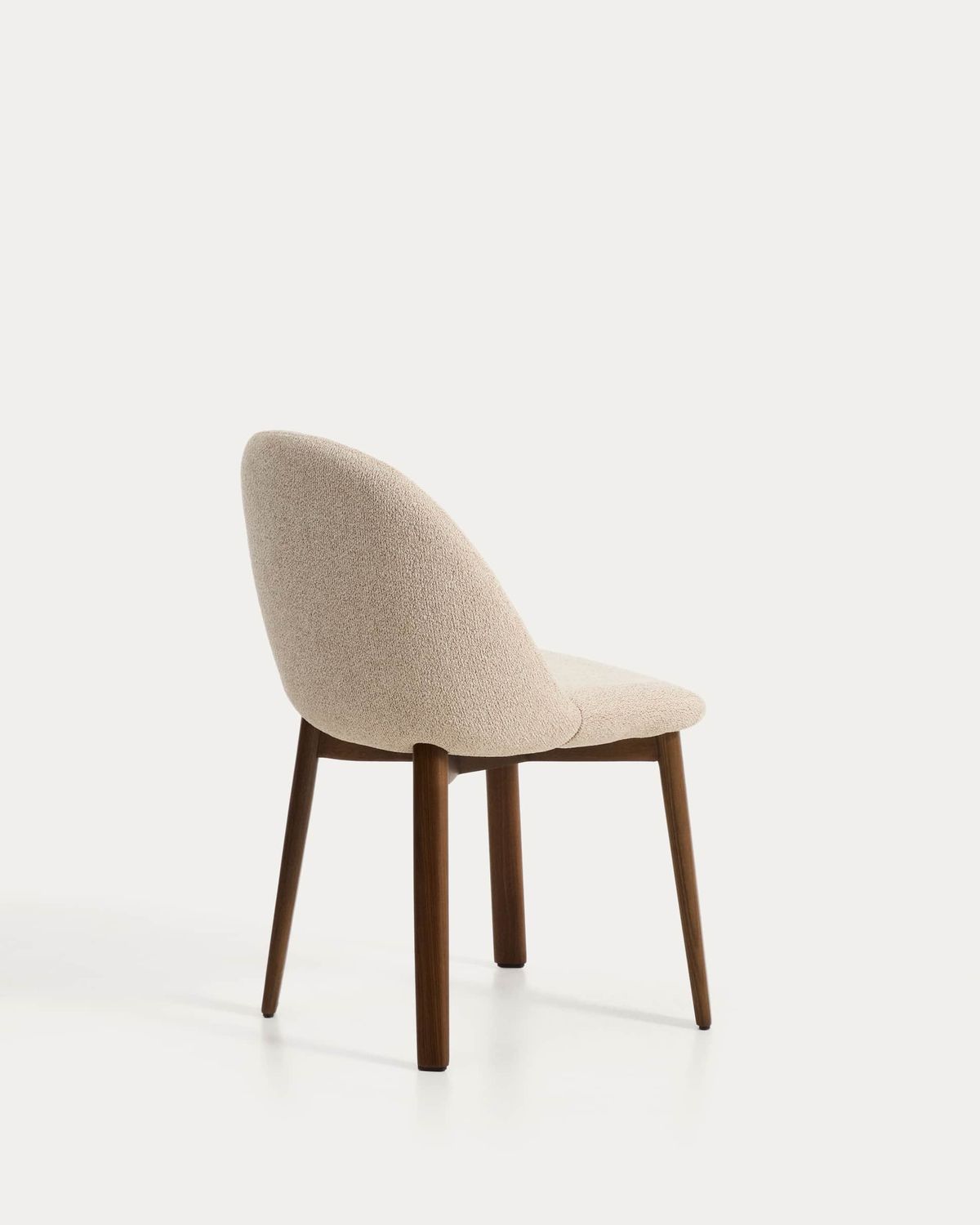 Silla Meila de chenilla beige y patas de madera maciza de fresno con acabado tono nogal