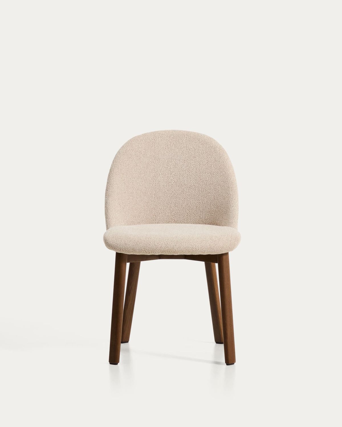 Silla Meila de chenilla beige y patas de madera maciza de fresno con acabado tono nogal