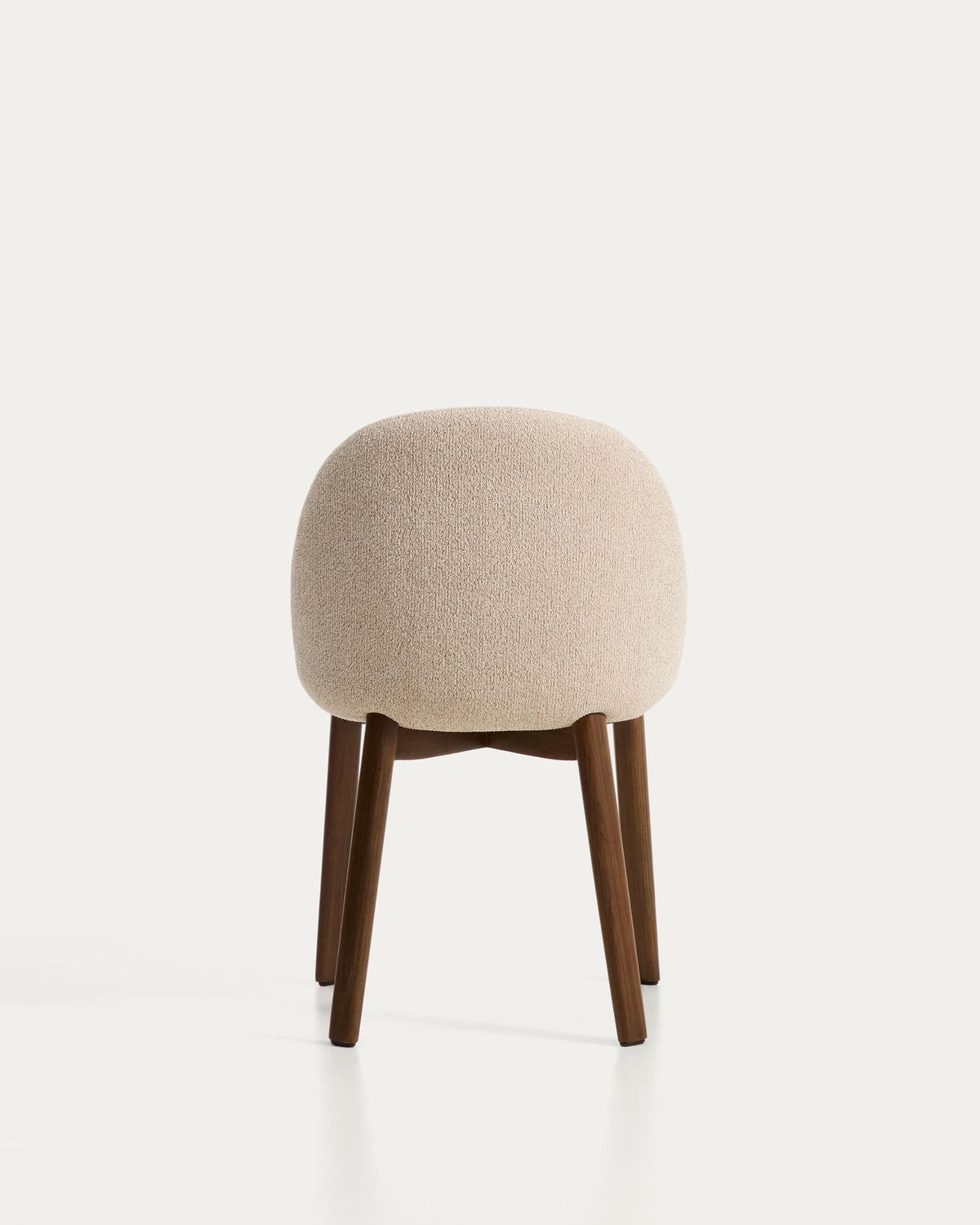 Silla Meila de chenilla beige y patas de madera maciza de fresno con acabado tono nogal