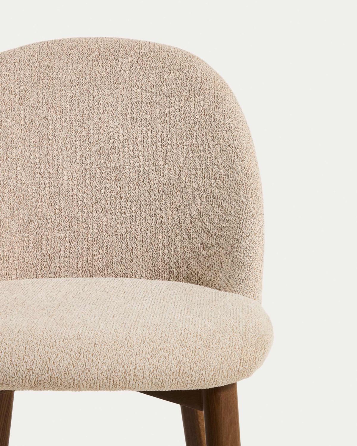 Silla Meila de chenilla beige y patas de madera maciza de fresno con acabado tono nogal