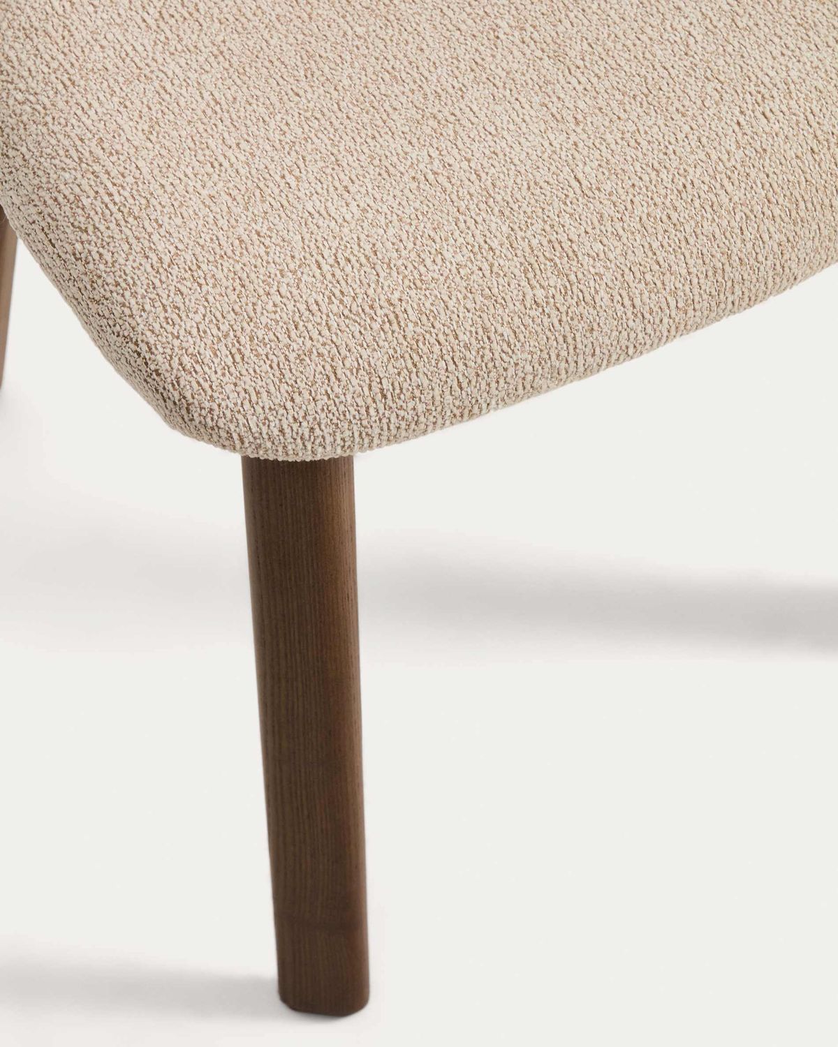 Silla Meila de chenilla beige y patas de madera maciza de fresno con acabado tono nogal