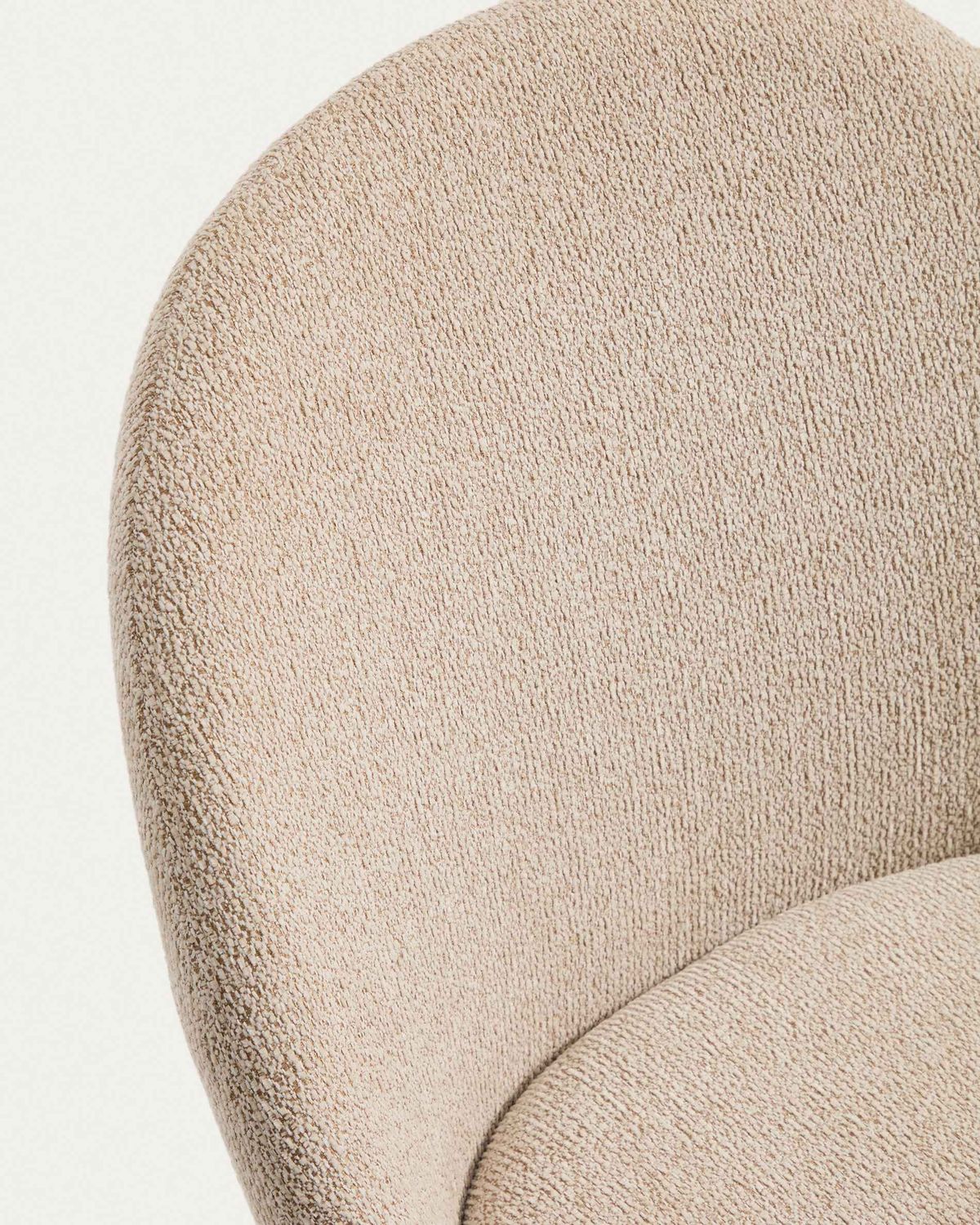 Silla Meila de chenilla beige y patas de madera maciza de fresno con acabado tono nogal