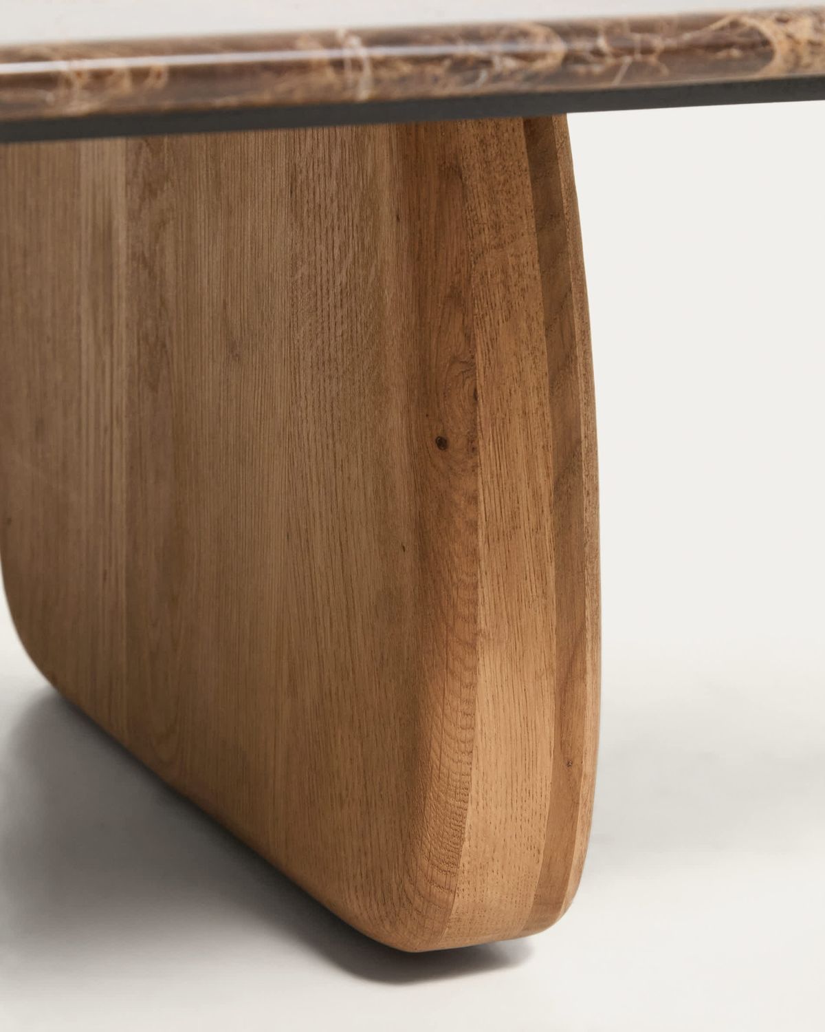Mesa de centro Pirita de mármol marrón y patas de madera maciza de roble acabado tono natural 147 x 65 cm FSC 100%