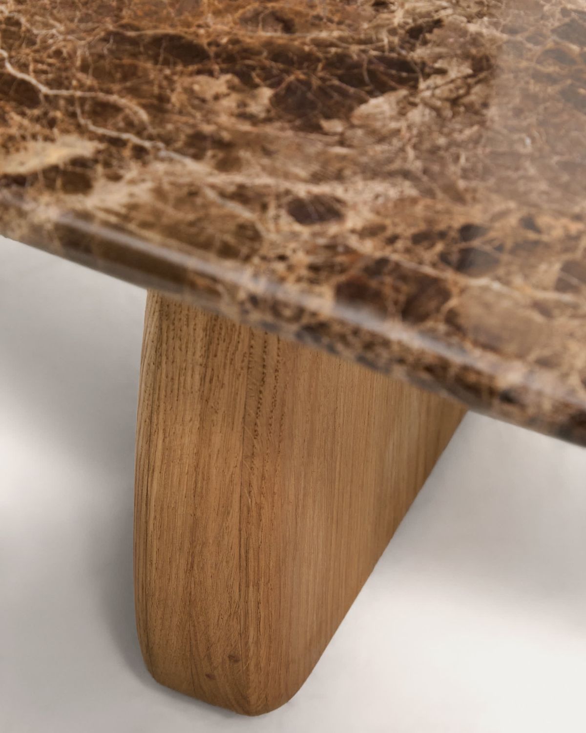 Mesa de centro Pirita de mármol marrón y patas de madera maciza de roble acabado tono natural 147 x 65 cm FSC 100%