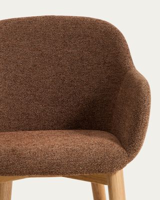Silla Meila con reposabrazos chenilla terracota y patas de madera maciza de fresno con acabado tono natural