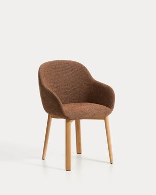 Silla Meila con reposabrazos chenilla terracota y patas de madera maciza de fresno con acabado tono natural