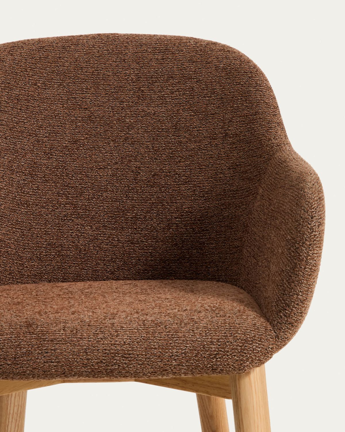 Silla Meila con reposabrazos chenilla terracota y patas de madera maciza de fresno con acabado tono natural