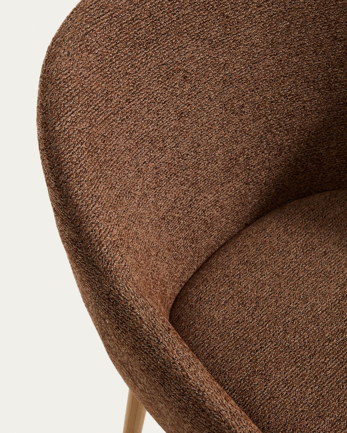 Silla Meila con reposabrazos chenilla terracota y patas de madera maciza de fresno con acabado tono natural