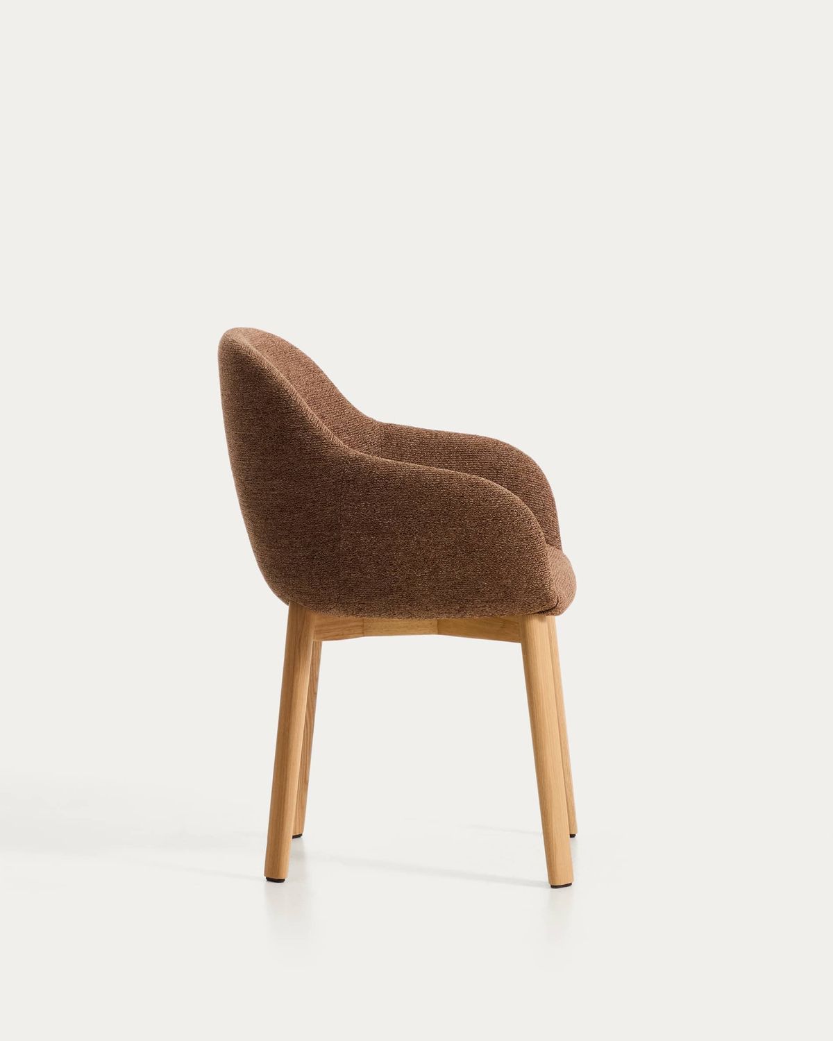 Silla Meila con reposabrazos chenilla terracota y patas de madera maciza de fresno con acabado tono natural