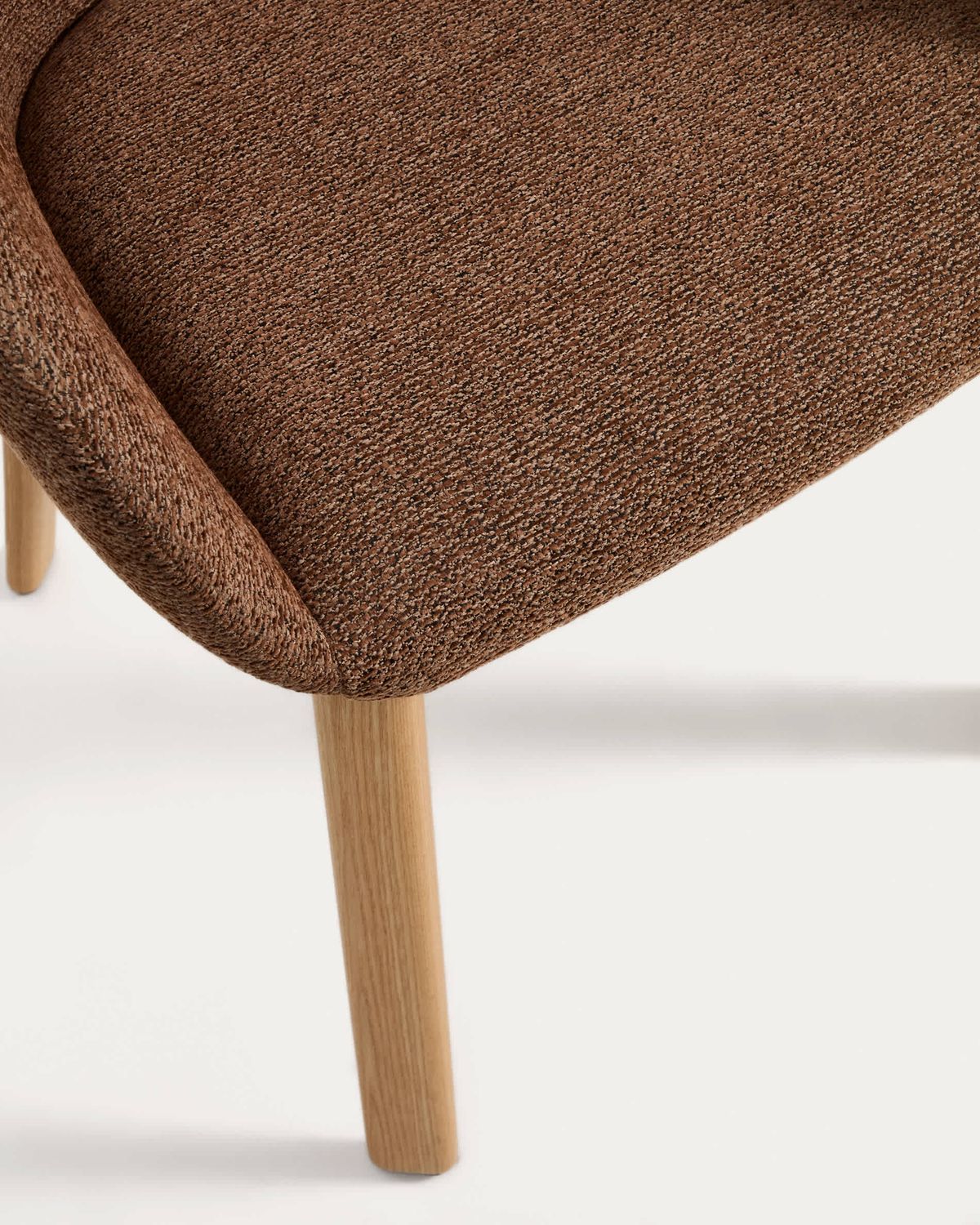 Silla Meila con reposabrazos chenilla terracota y patas de madera maciza de fresno con acabado tono natural