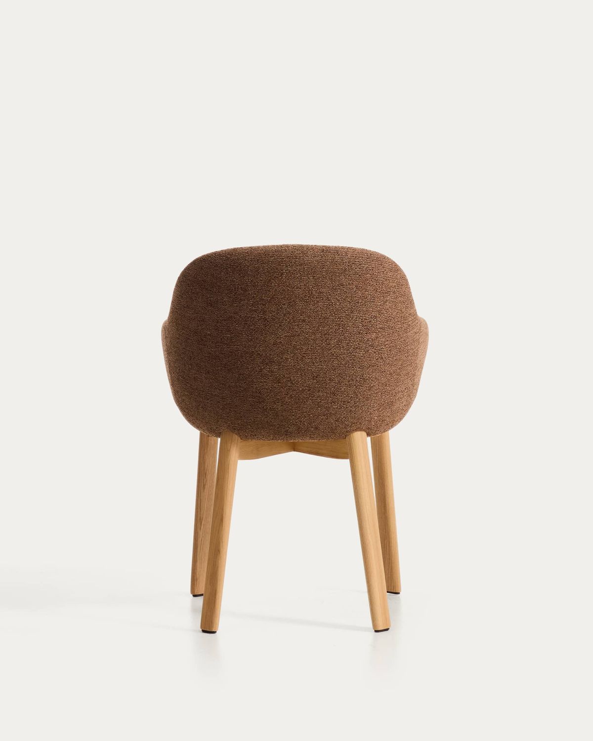Silla Meila con reposabrazos chenilla terracota y patas de madera maciza de fresno con acabado tono natural