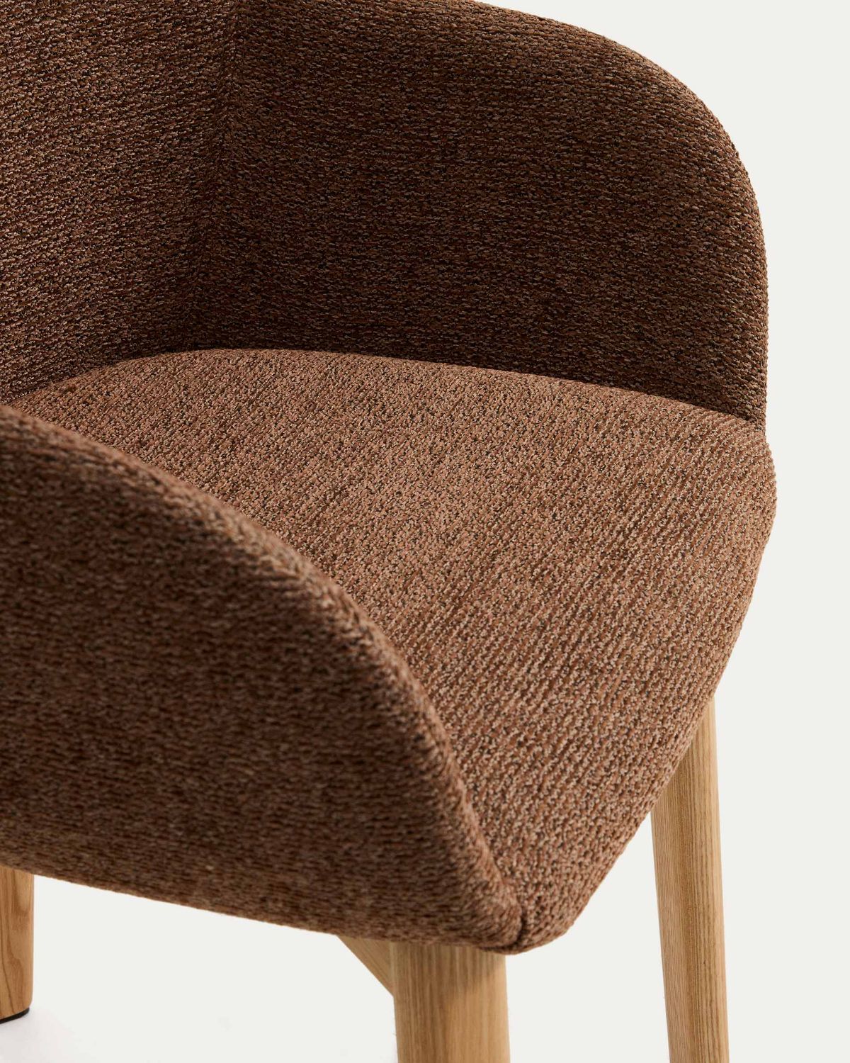 Silla Meila con reposabrazos chenilla terracota y patas de madera maciza de fresno con acabado tono natural
