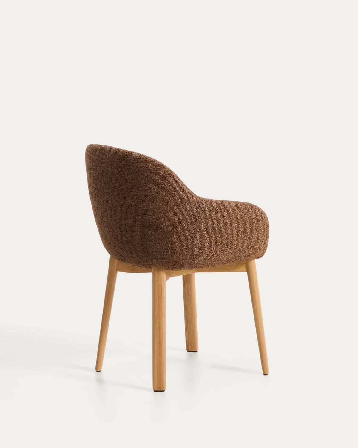 Silla Meila con reposabrazos chenilla terracota y patas de madera maciza de fresno con acabado tono natural