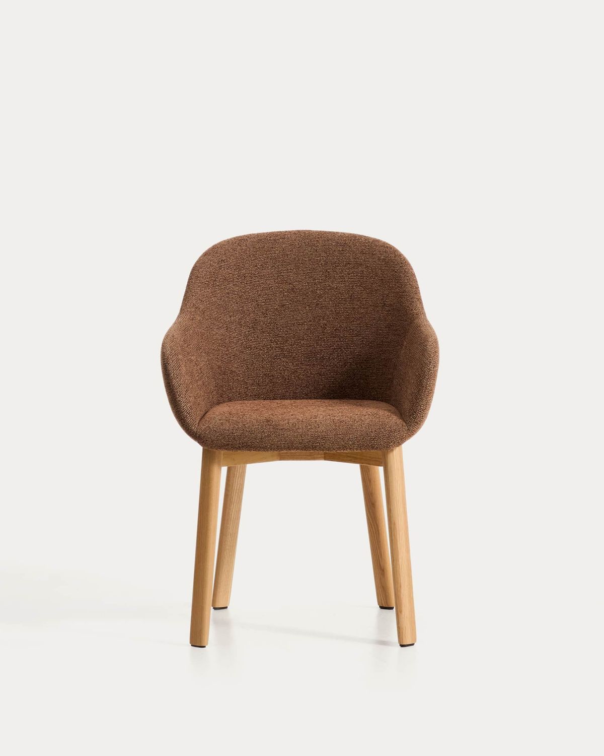Silla Meila con reposabrazos chenilla terracota y patas de madera maciza de fresno con acabado tono natural