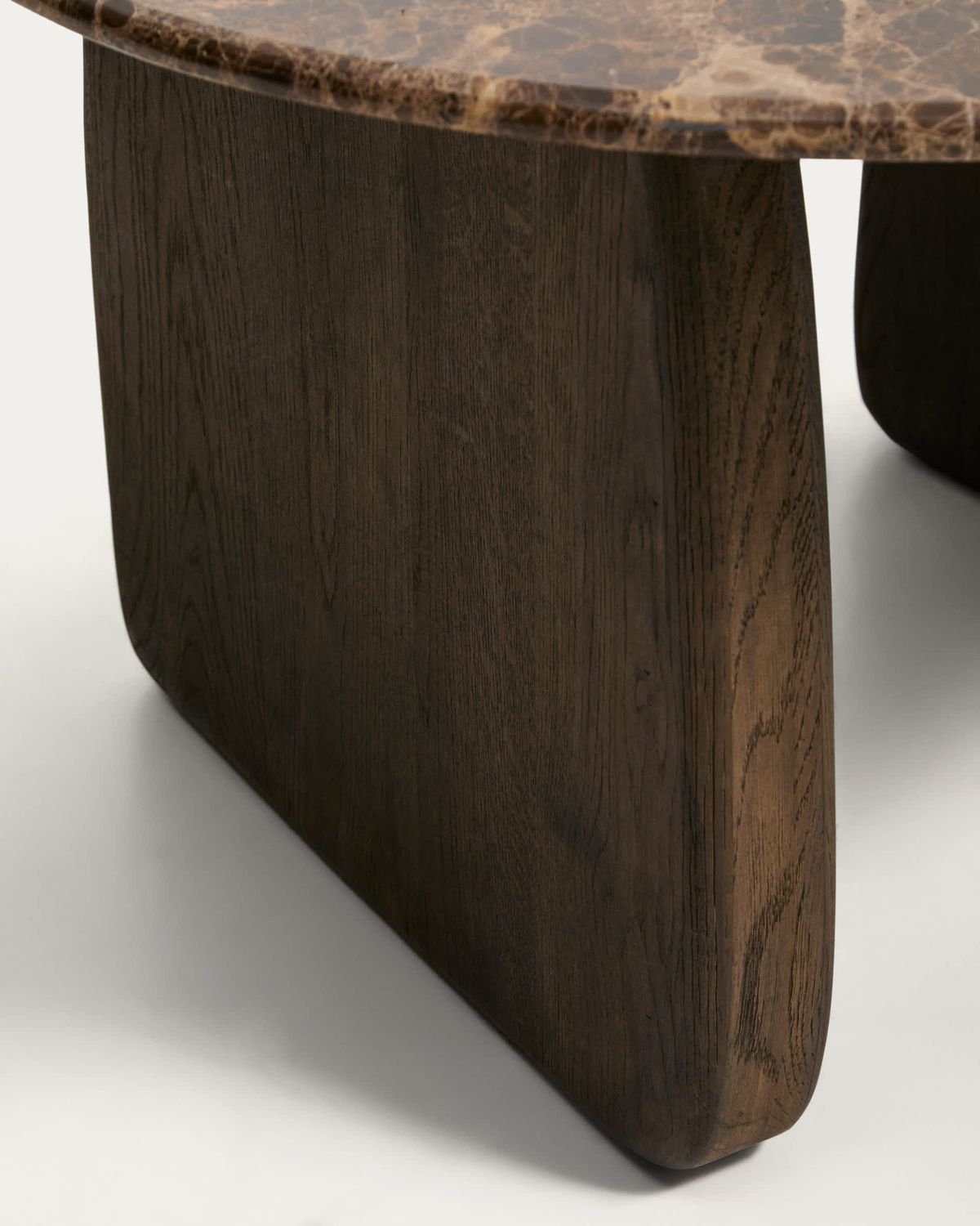 Mesa auxiliar Pirita de mármol marrón y patas de madera maciza de roble acabado oscuro 71 x 70 cm FSC 100%