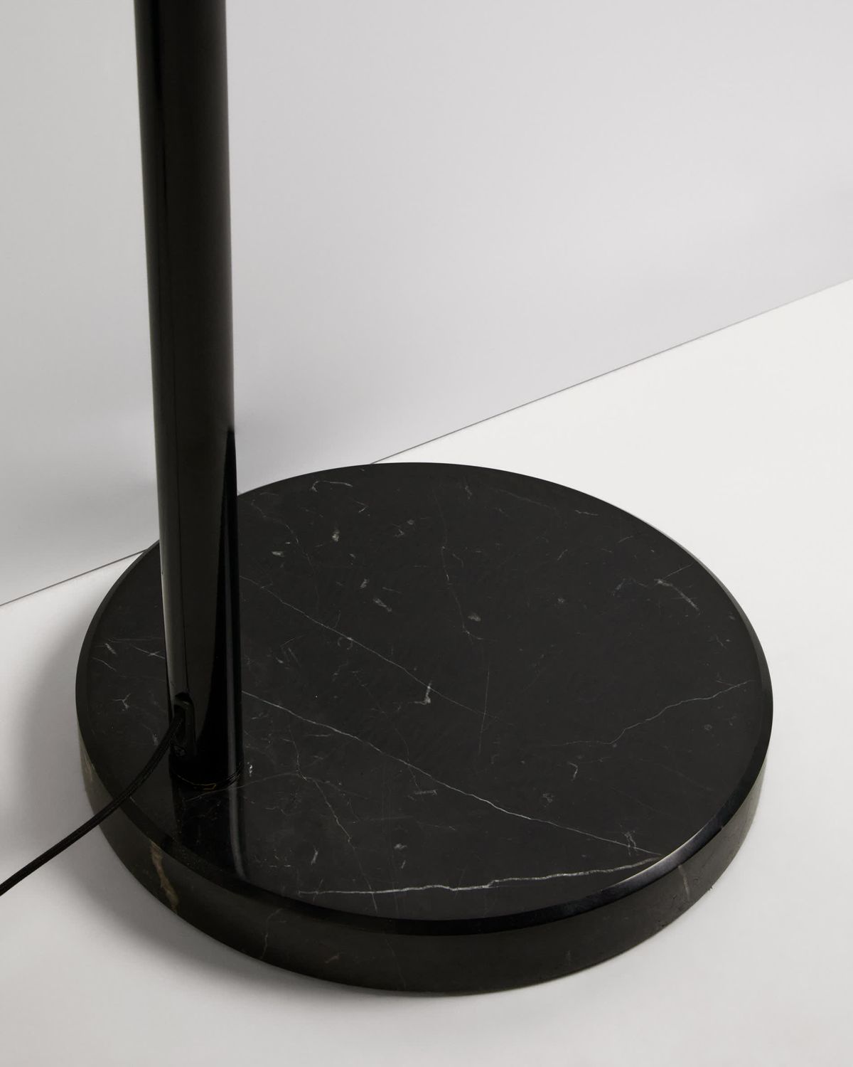 Lámpara de pie Madali de acero con acabado negro brillante y mármol negro