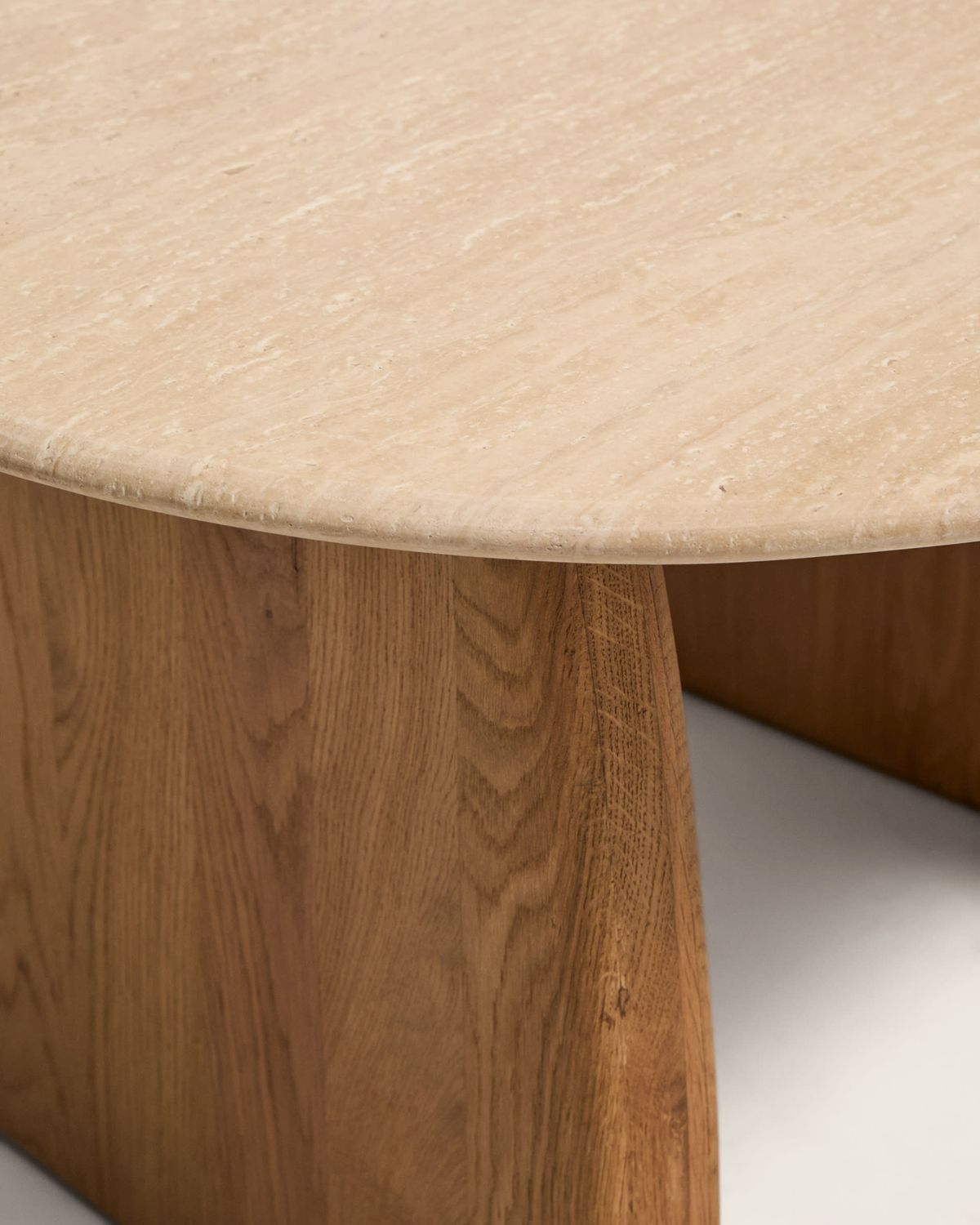 Mesa auxiliar Pirita de travertino beige y patas de madera maciza de roble acabado tono natural 71 x 70 cm FSC 100%