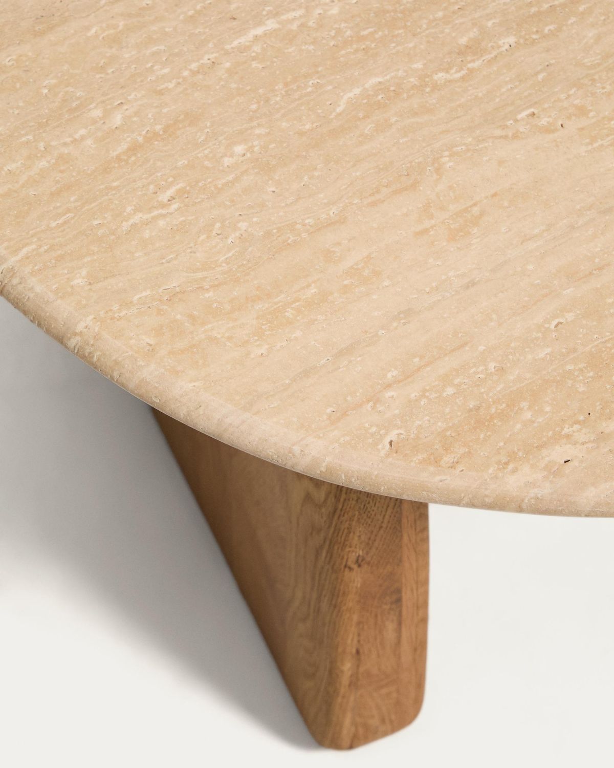 Mesa auxiliar Pirita de travertino beige y patas de madera maciza de roble acabado tono natural 71 x 70 cm FSC 100%