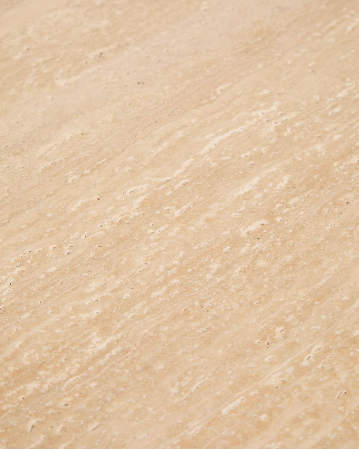 Mesa auxiliar Pirita de travertino beige y patas de madera maciza de roble acabado tono natural 71 x 70 cm FSC 100%