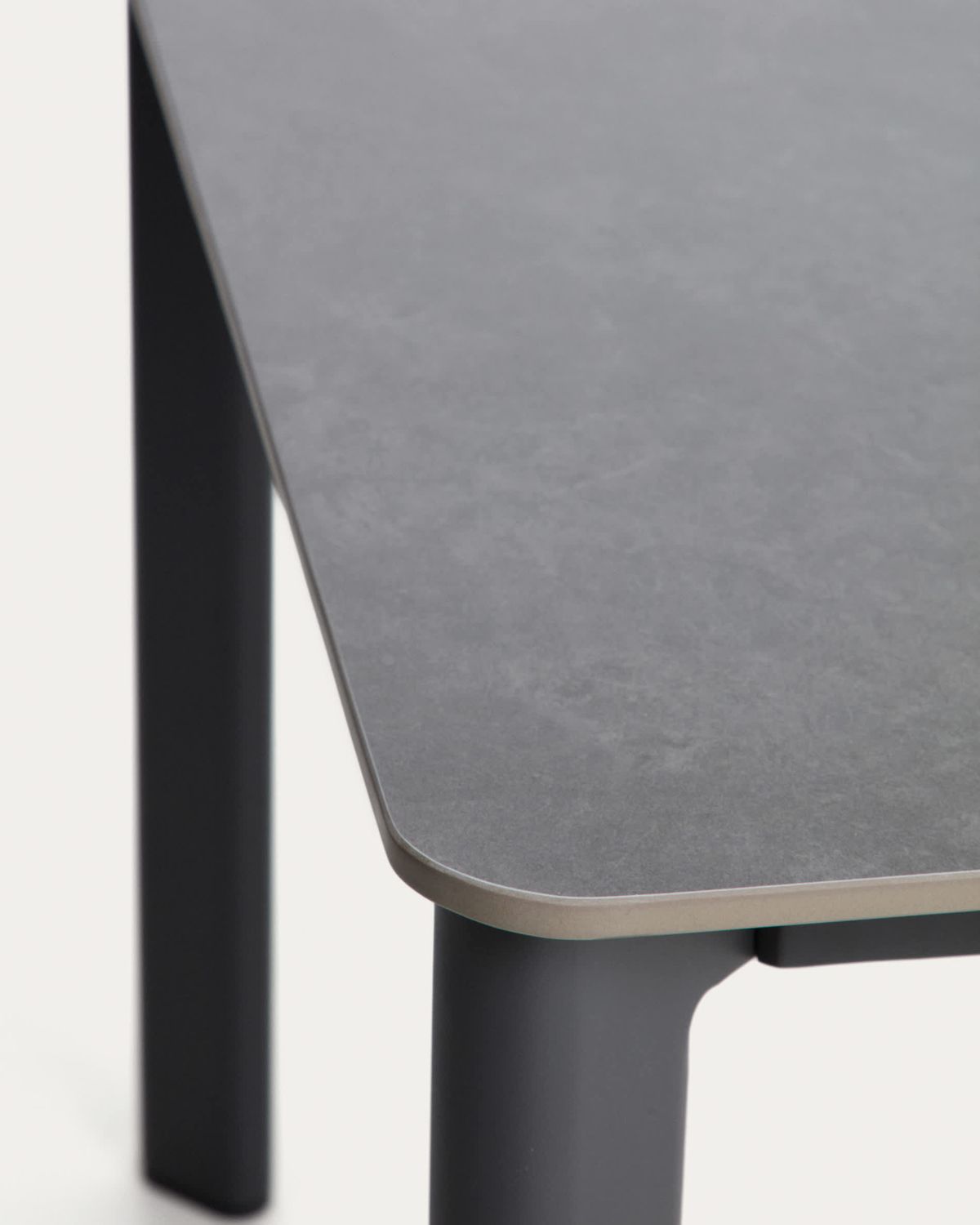 Set de mesa Anafi de piedra sinterizada y aluminio grafito y 4 sillas Livadia de aluminio grafito 180 x 90 cm