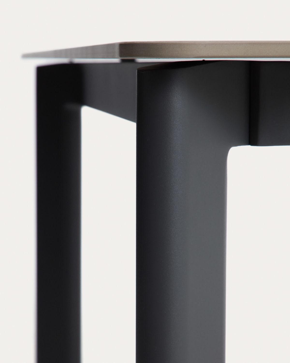 Set de mesa Anafi de piedra sinterizada y aluminio grafito y 4 sillas Livadia de aluminio grafito 180 x 90 cm