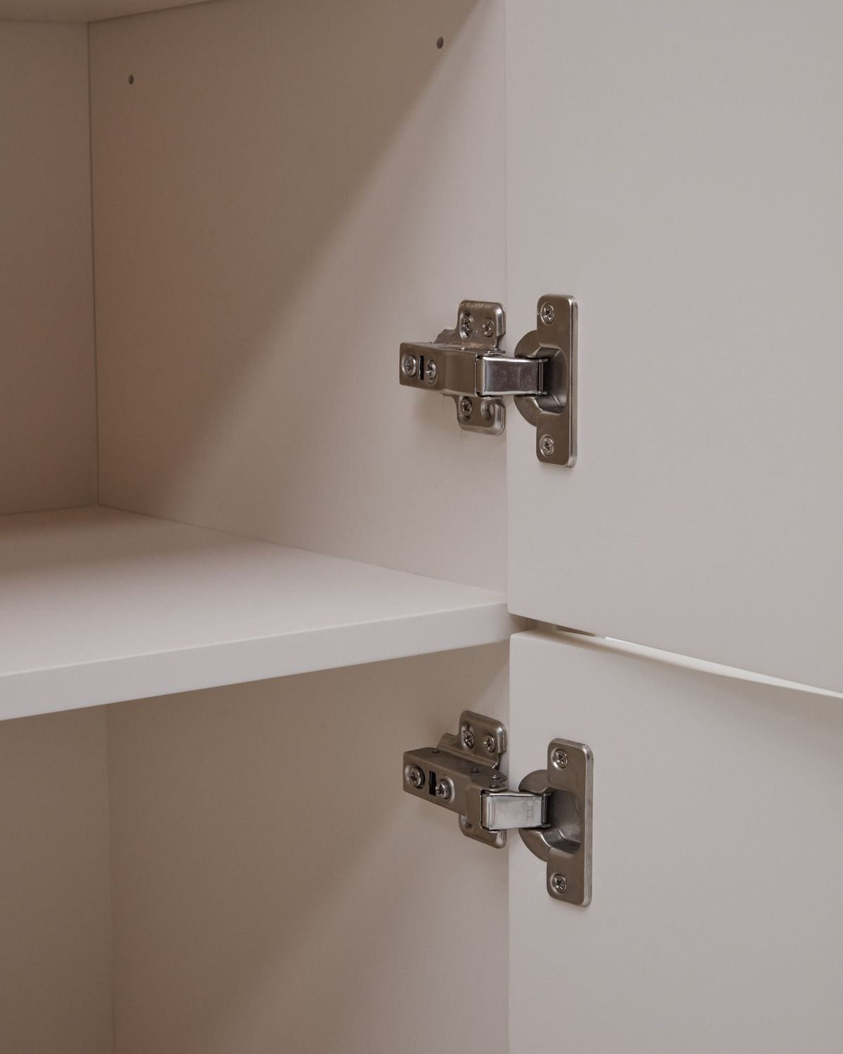 Aparador alto Vedrana 4 puertas DM lacado blanco 97,5 x 160 cm