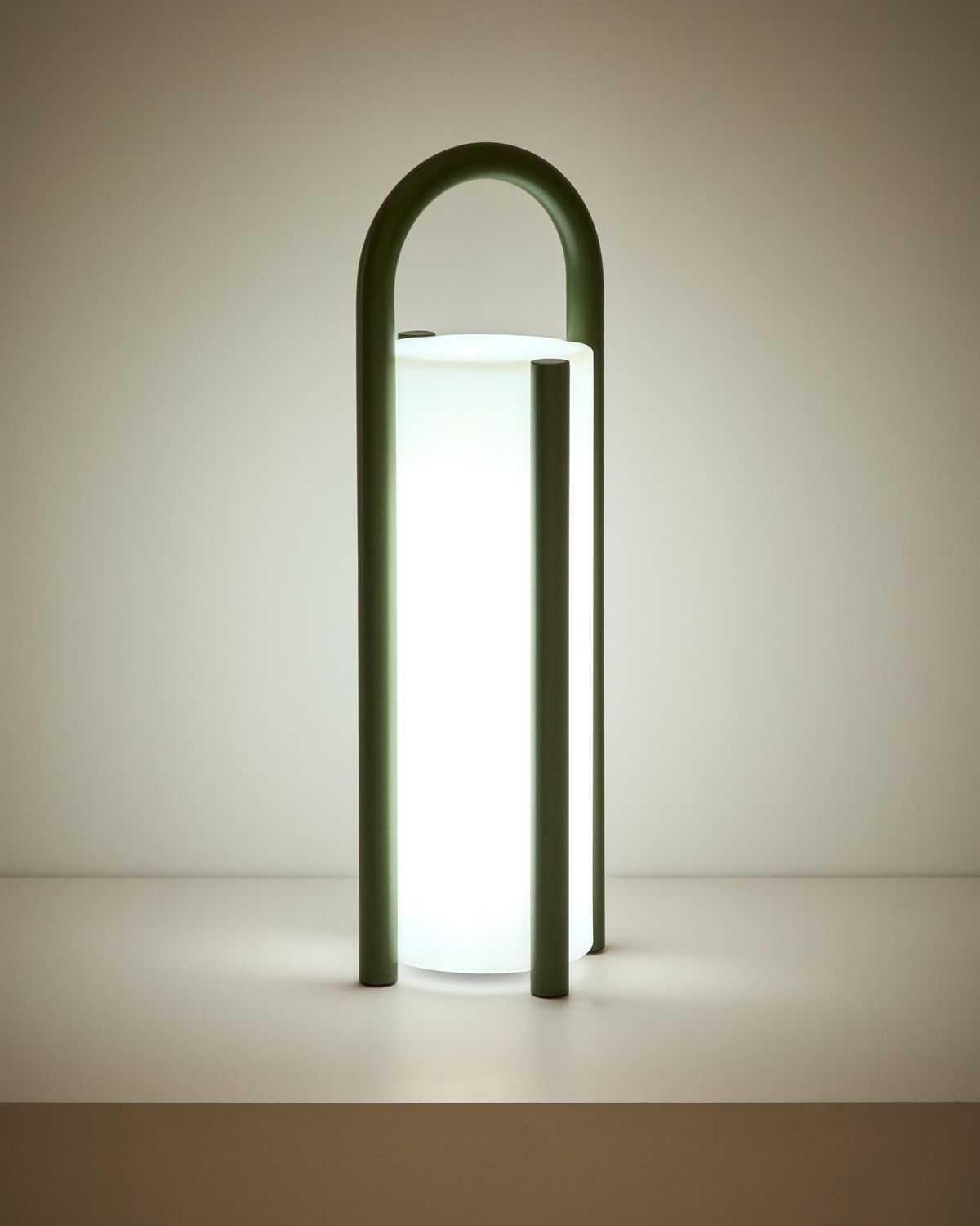 Lámpara de mesa grande portátil Leros de polietileno y acero verde