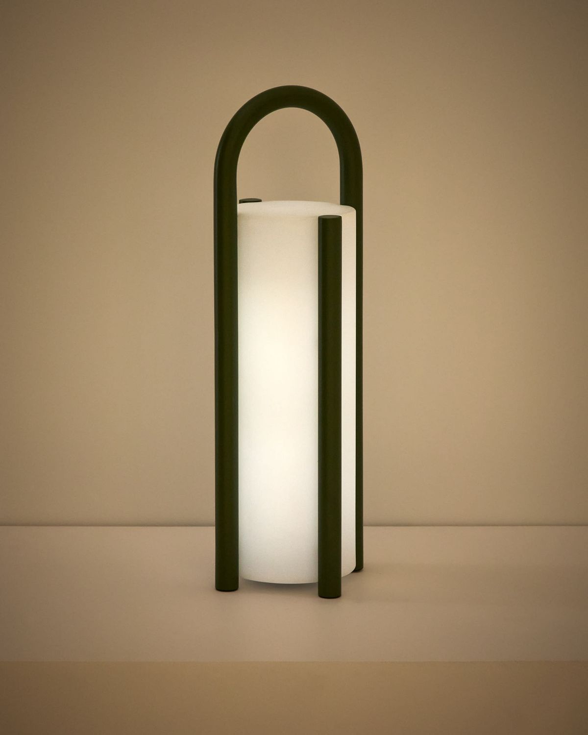 Lámpara de mesa grande portátil Leros de polietileno y acero verde