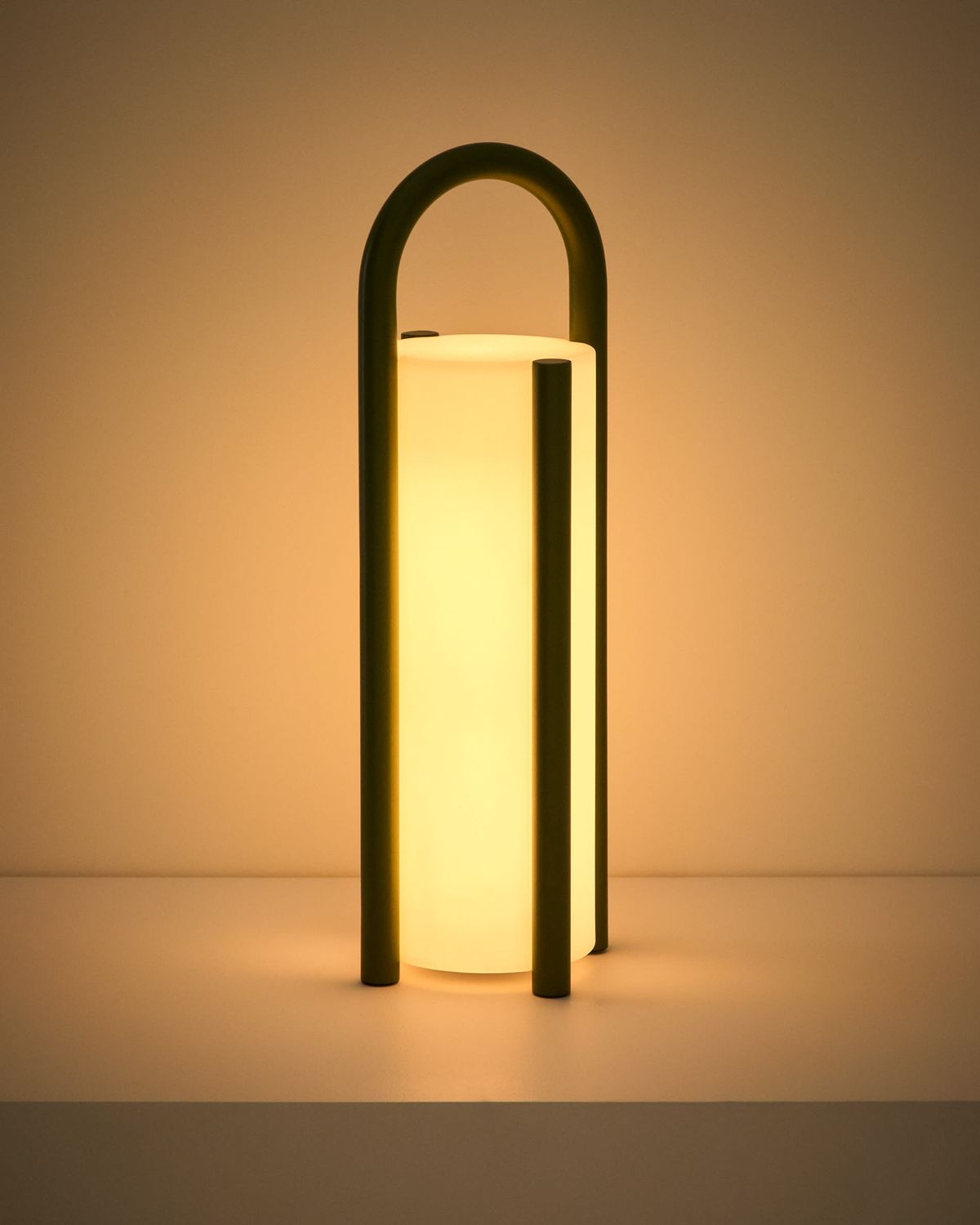 Lámpara de mesa grande portátil Leros de polietileno y acero verde