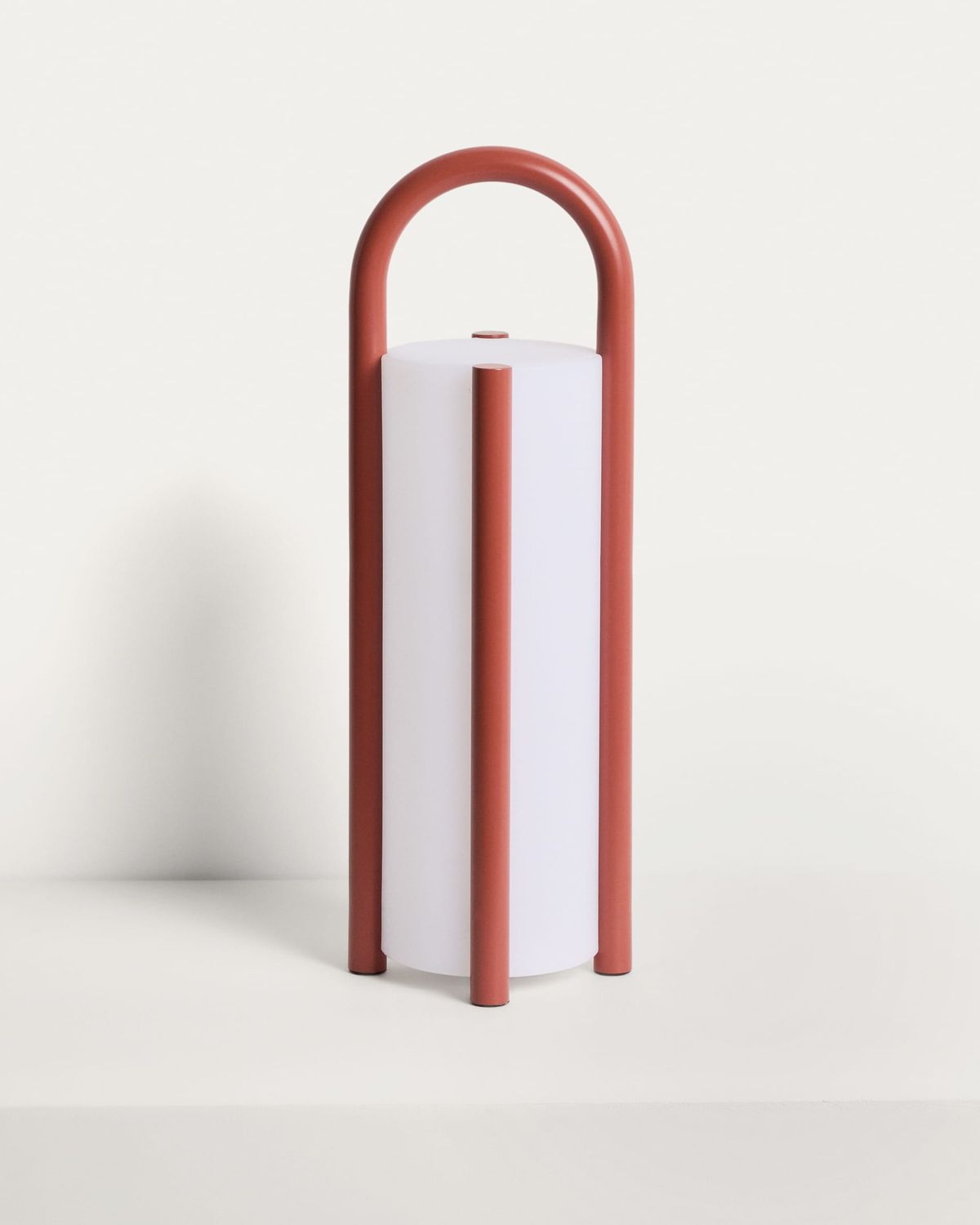 Lámpara de mesa grande portátil Leros de polietileno y acero terracota