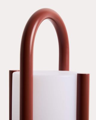 Lámpara de mesa grande portátil Leros de polietileno y acero terracota