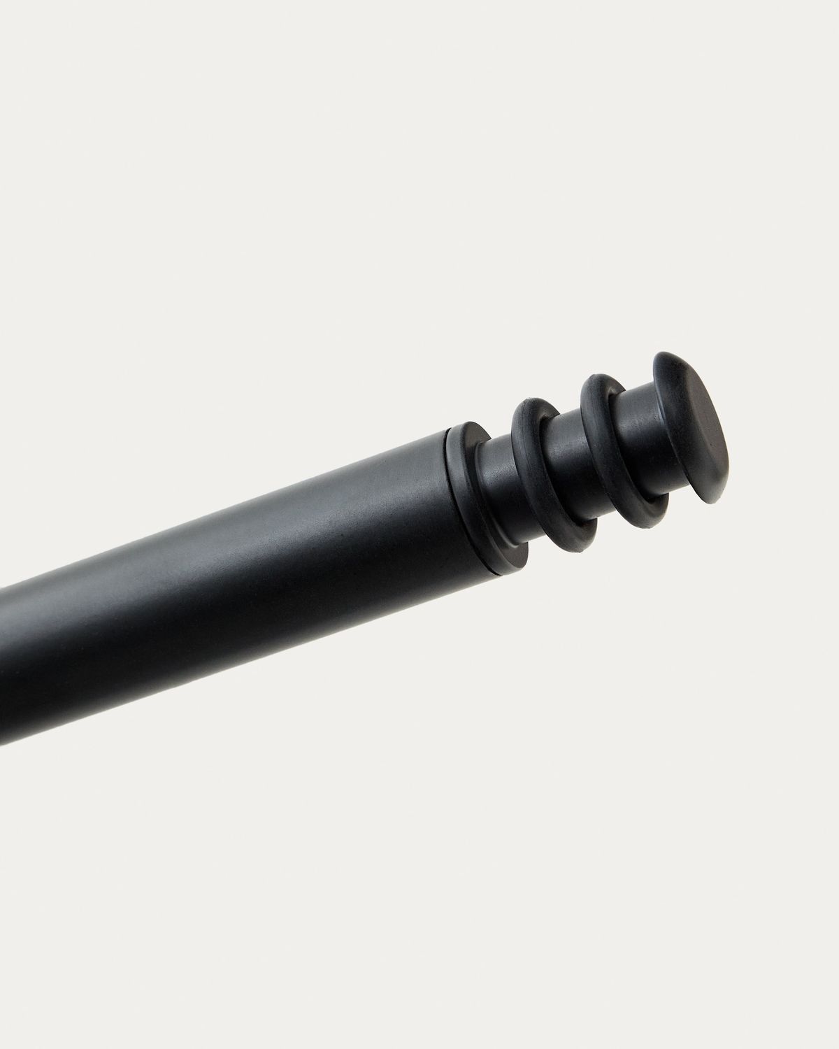 Soporte para lámparas portátiles Nali de metal con acabado pintado negro