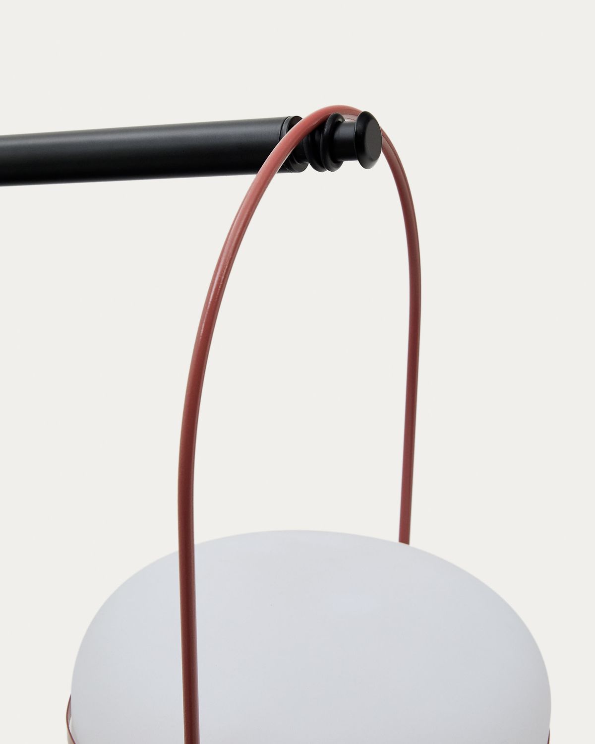 Soporte para lámparas portátiles Nali de metal con acabado pintado negro