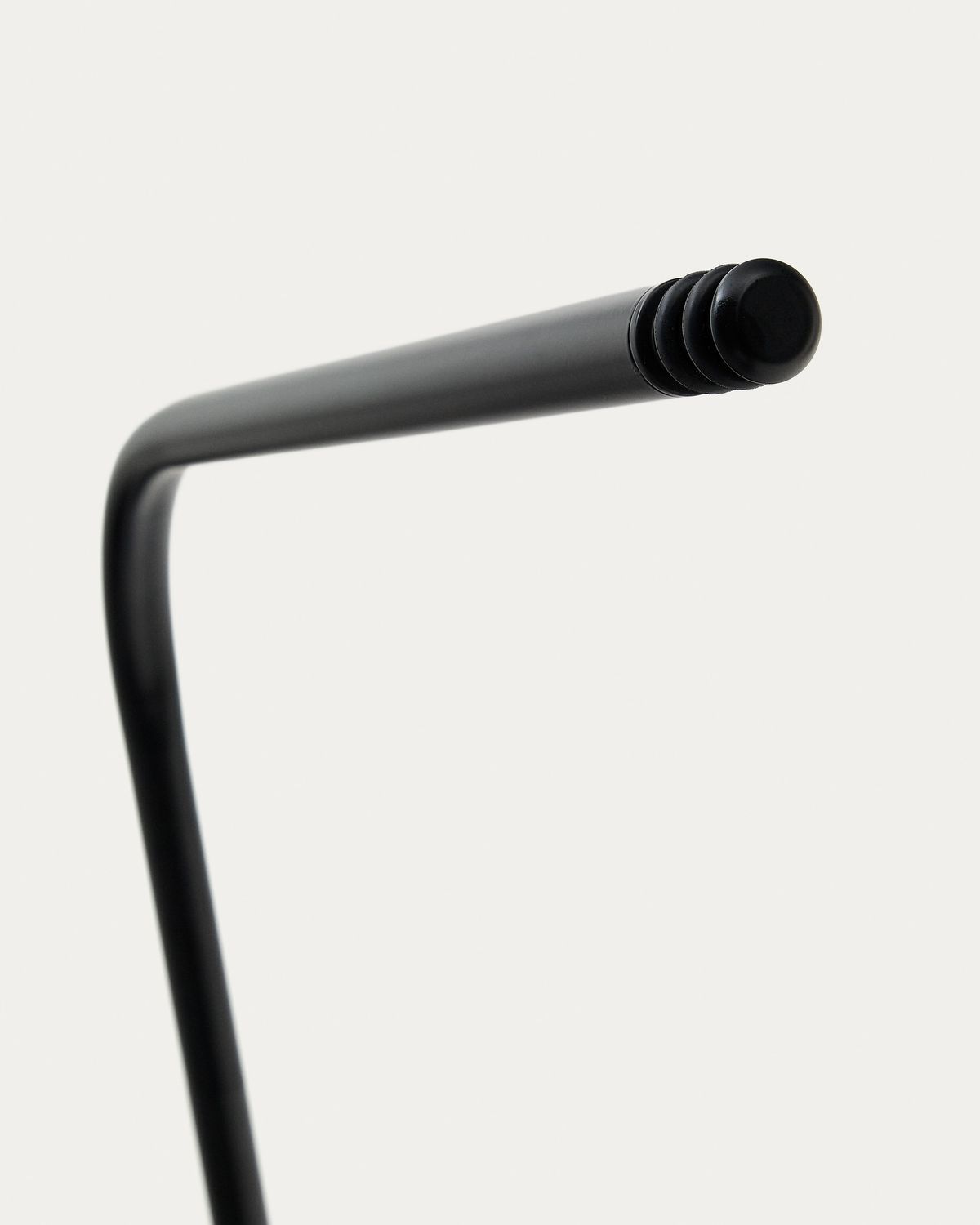 Soporte para lámparas portátiles Nali de metal con acabado pintado negro