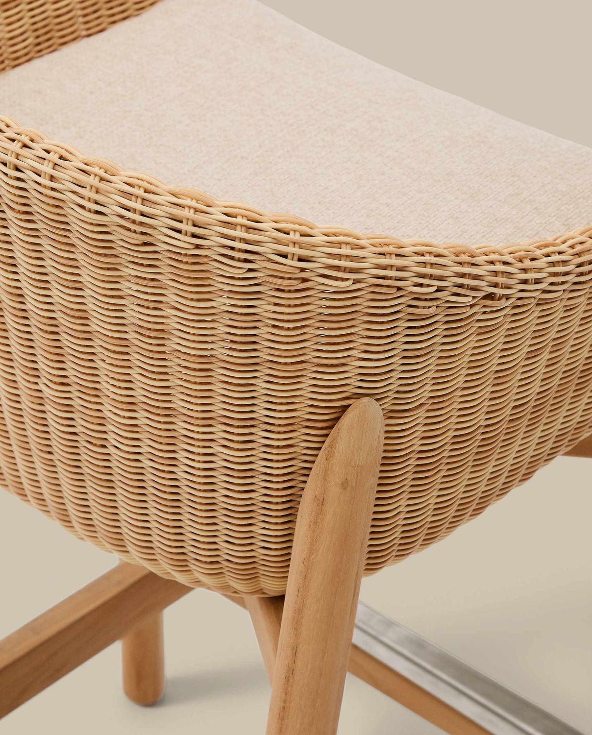Taburete Galea de madera maciza de teca y ratán sintético 75 cm FSC 100%