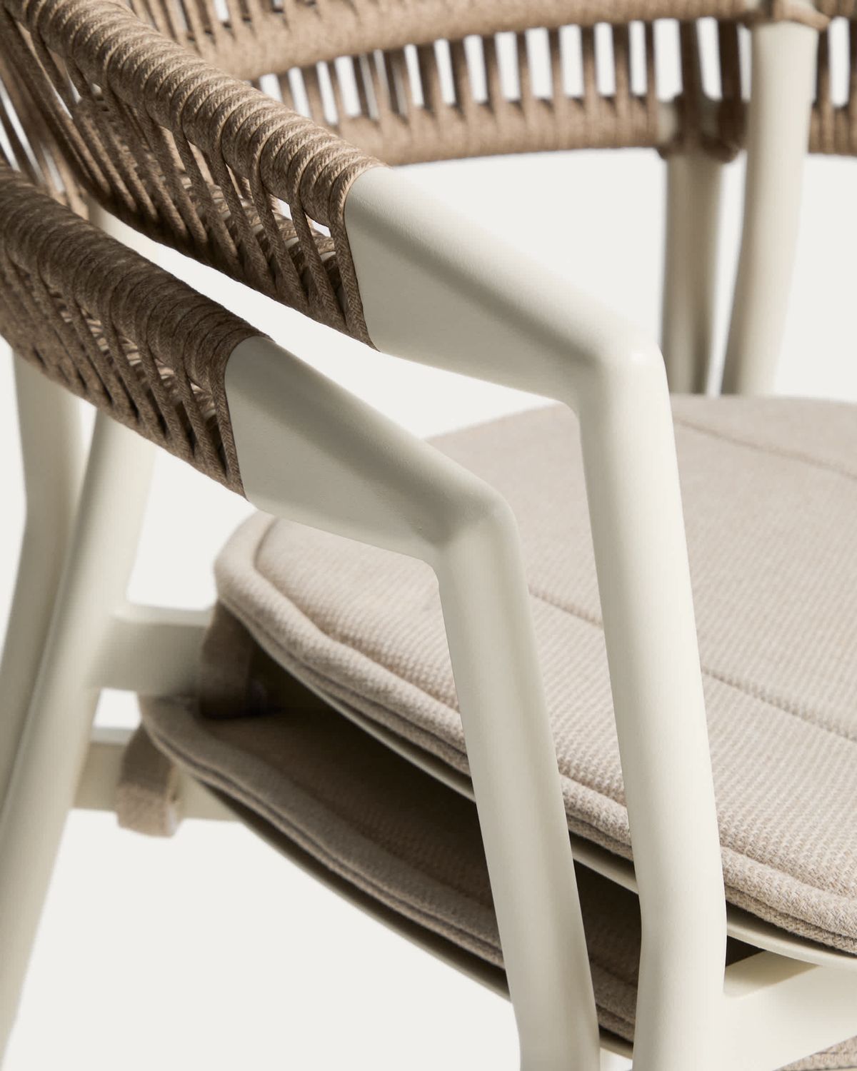 Silla apilable de exterior Alimia de aluminio crudo y cuerda sintética beige