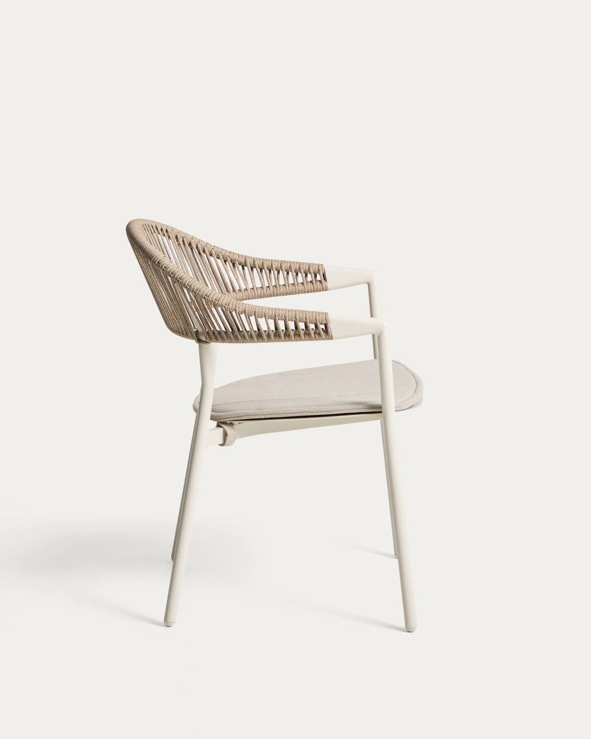 Silla apilable de exterior Alimia de aluminio crudo y cuerda sintética beige