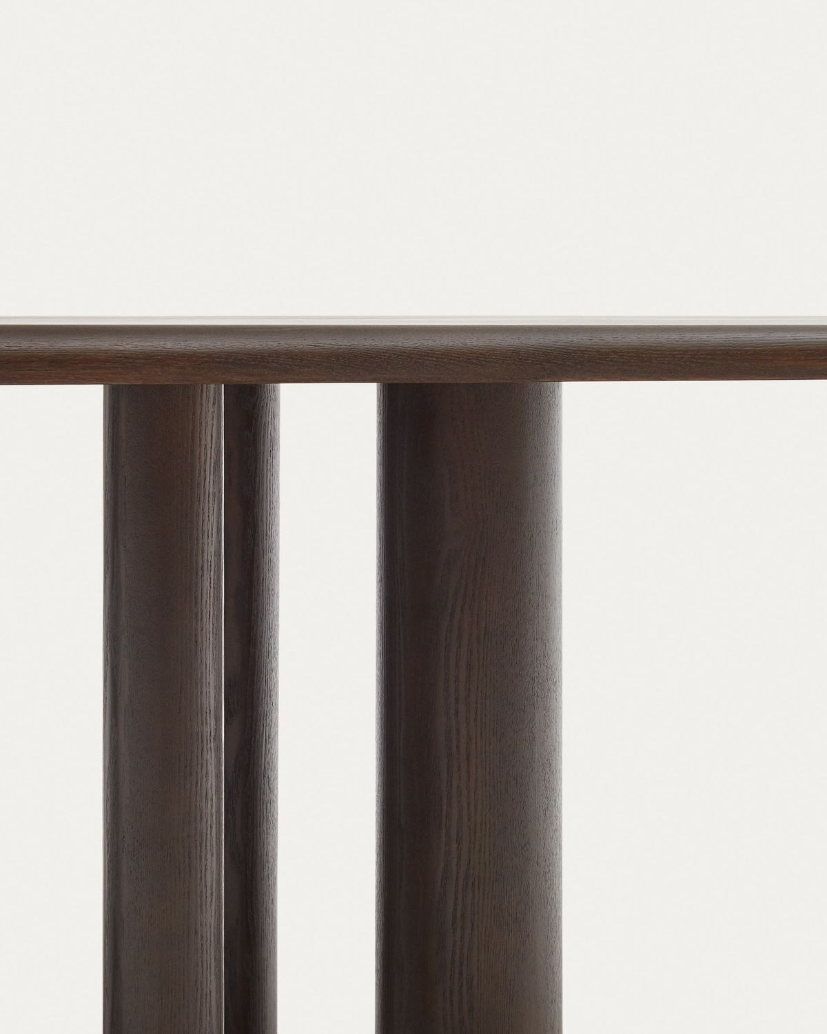 Mesa ovalada Mailen en chapa de fresno con acabado oscuro Ø 220 x 105 cm