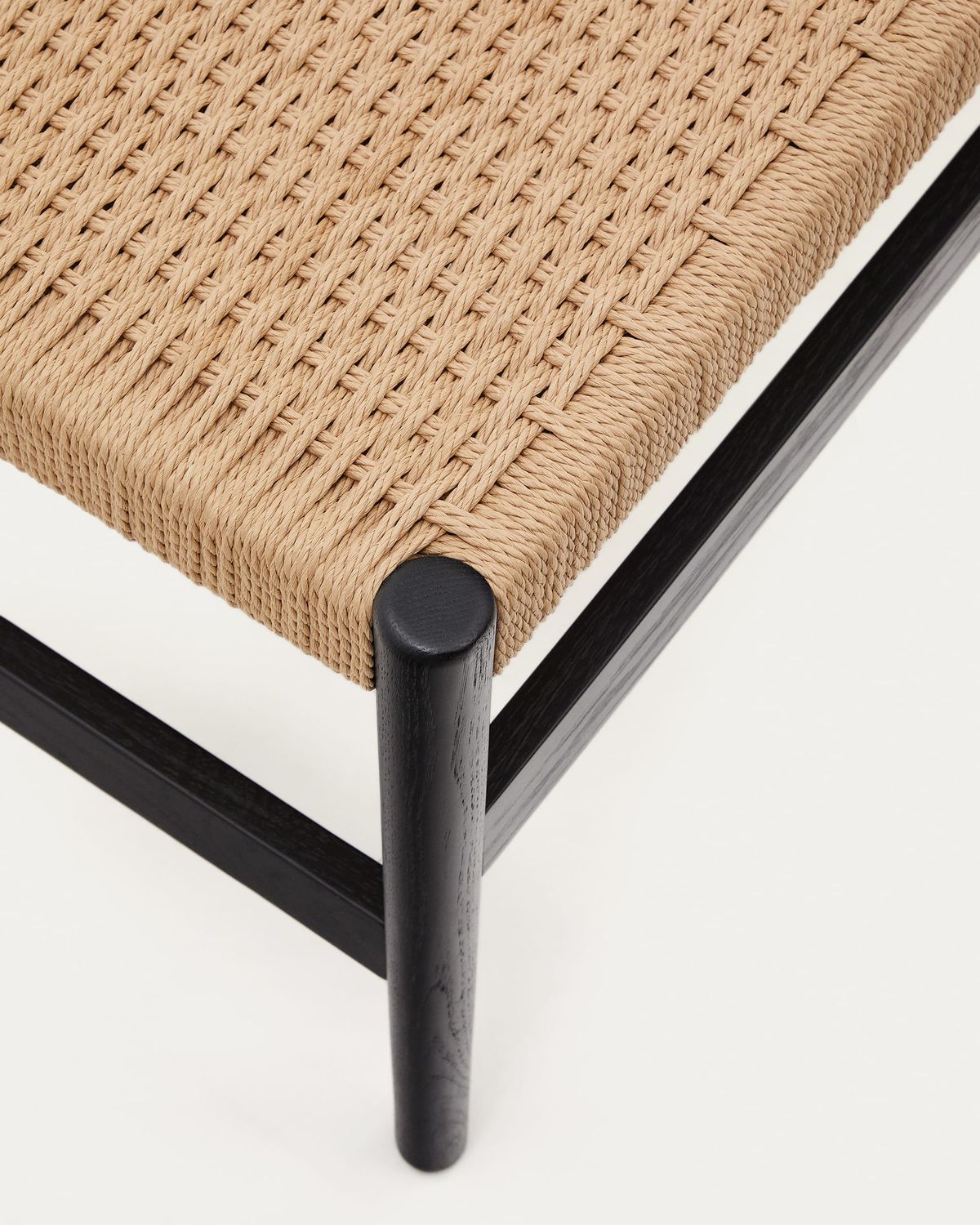 Banco Zaide de madera maciza de roble con acabado negro y asiento de cuerda 120cm FSC Mix Credit