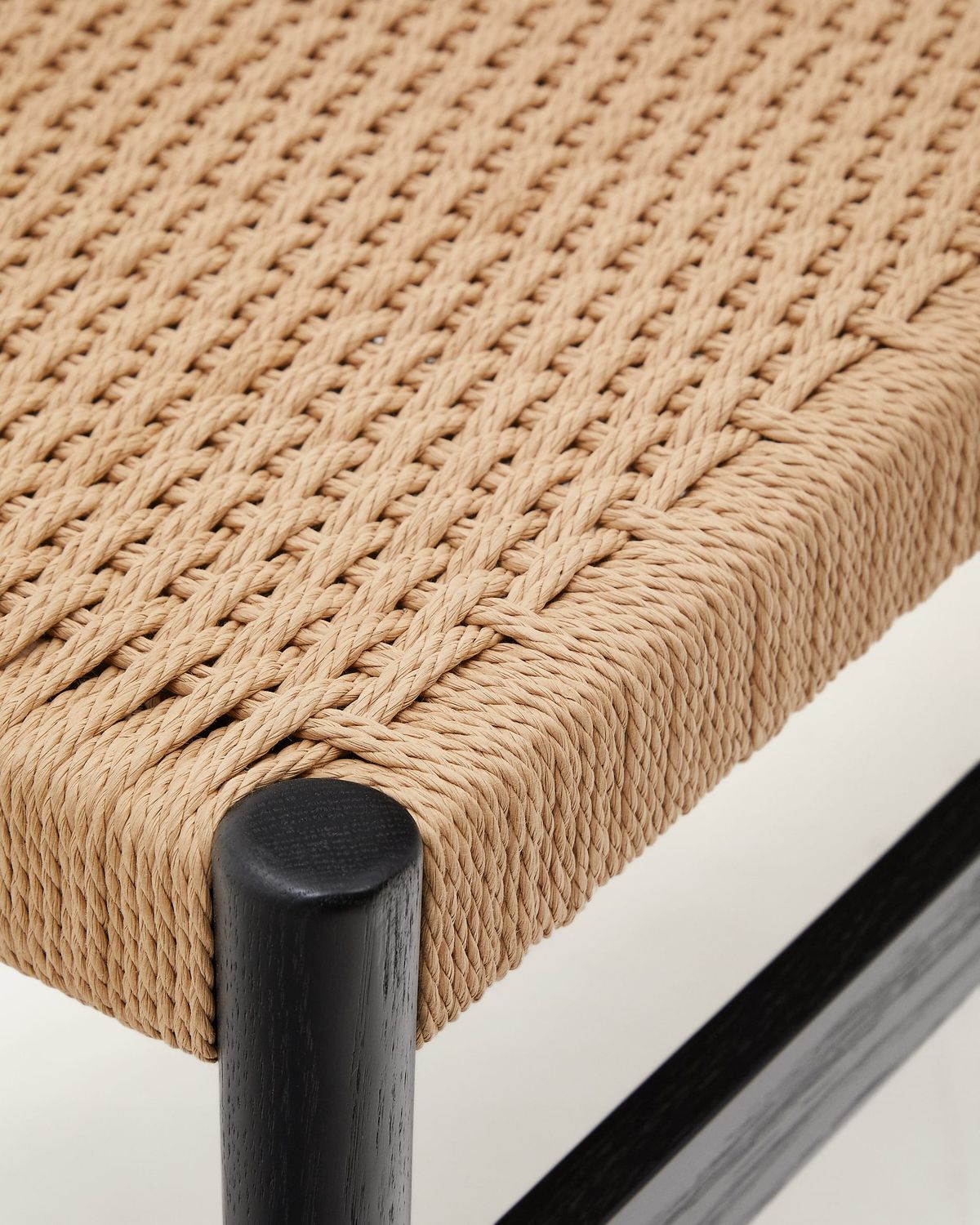 Banco Zaide de madera maciza de roble con acabado negro y asiento de cuerda 120cm FSC Mix Credit