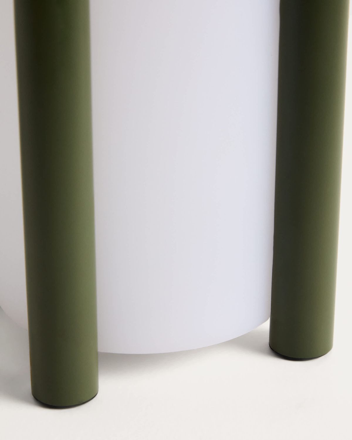 Lámpara de mesa pequeña portátil Leros de polietileno y acero verde